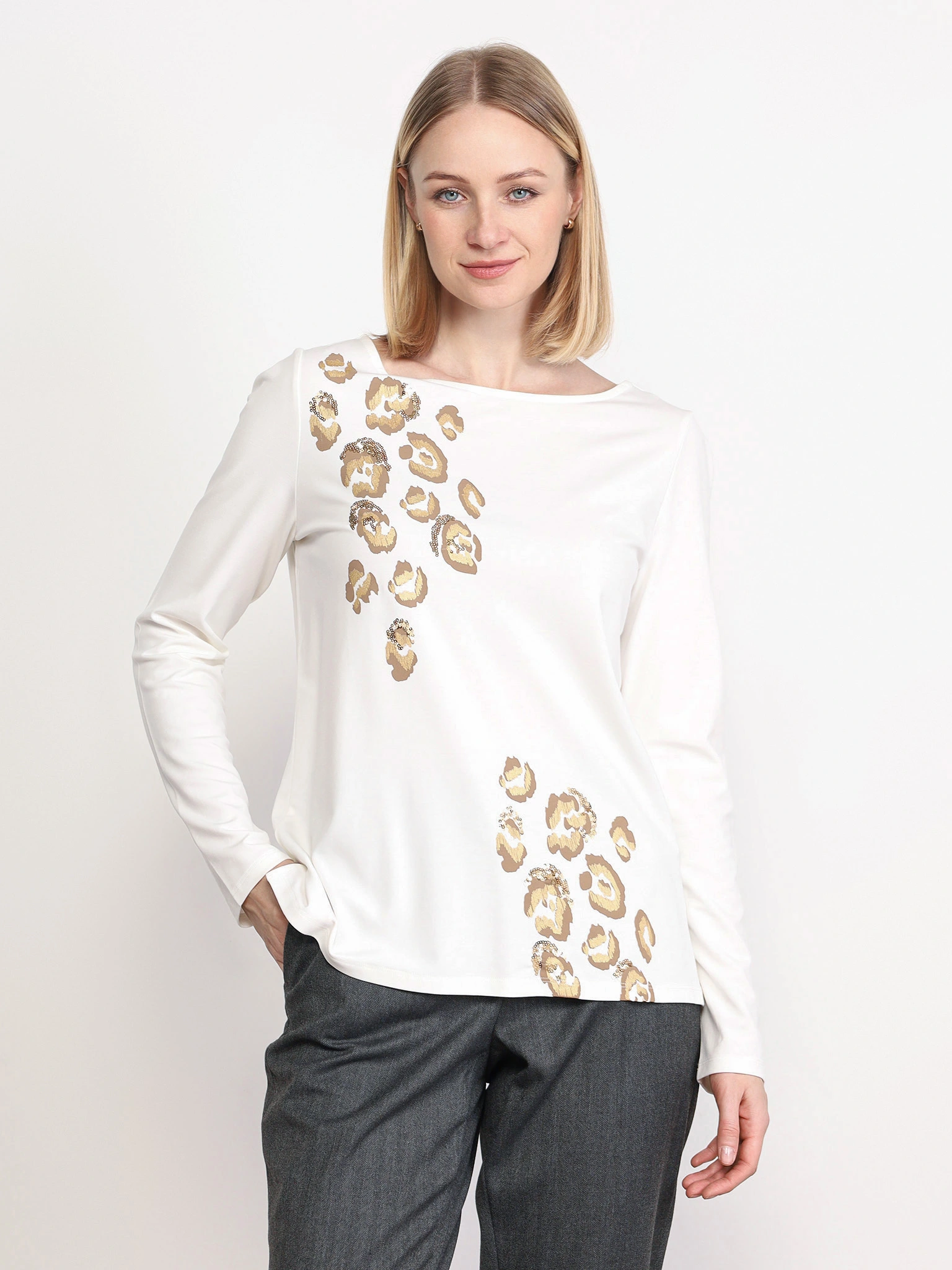 Футболка молочного цвета с фольгированным принтом и пайетками